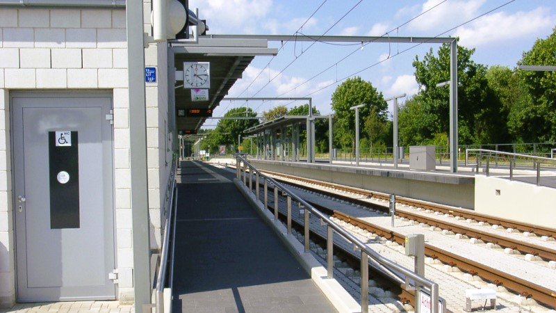 Blick Richtung Süden - rechts der Abfahrtsbahnsteig - links der Ankunftsbahnsteig