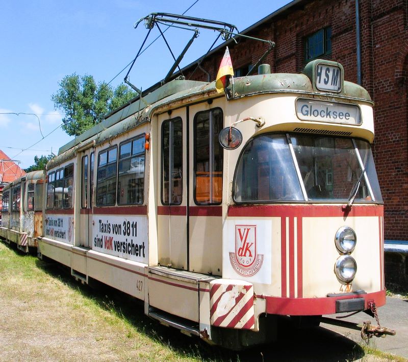 Tunnelgngig umgebauter TW400 aus Hannover im Juni 2005 im 
Straenbahnmuseum Hannover/Wehmingen. Zu sehen sind insbesondere die Klapptrittstufen, die fr die 
Hochbahnsteige ntig gewesen wren. Die Fahrzeuge wurden nie im Tunnel eingesetzt. Aufnahme von Dirk Hillbrecht
/Wikipedia